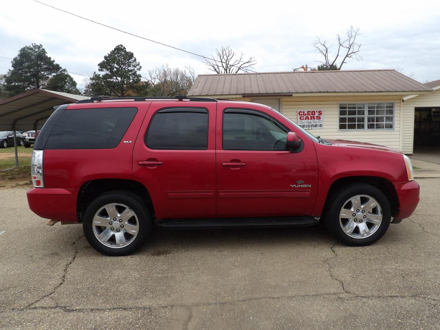 2012 Crystal Claret Tincoat /Tan GMC Yukon SLT (1GKS1CE00CR) with an 5.3L V8 engine, Automatic transmission, located at 401 First NE, Bearden, AR, 71720, (870) 687-3414, 33.726528, -92.611519 - Photo#22